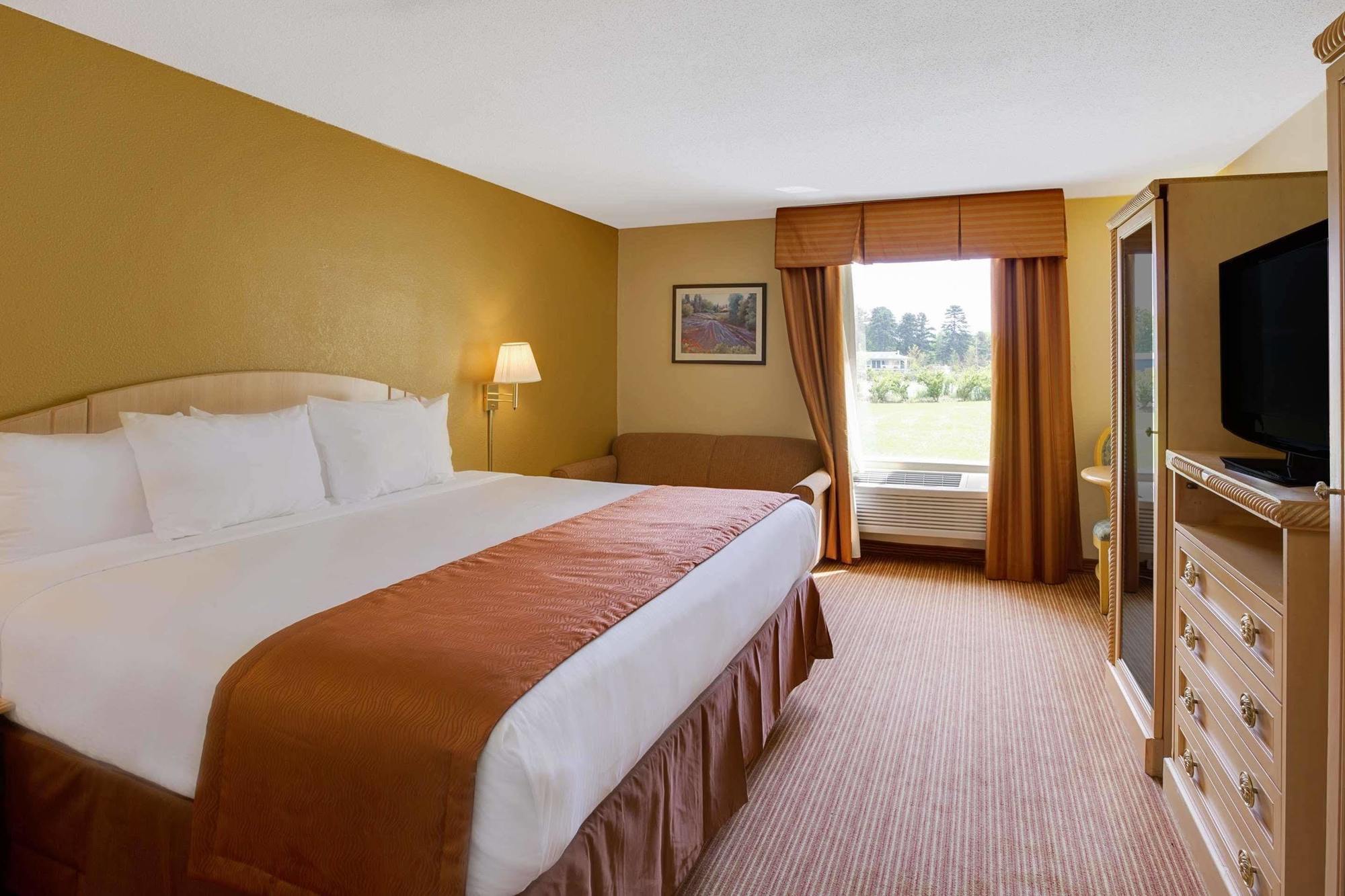 Baymont By Wyndham Charlotte-Airport Coliseum Hotel Exterior photo